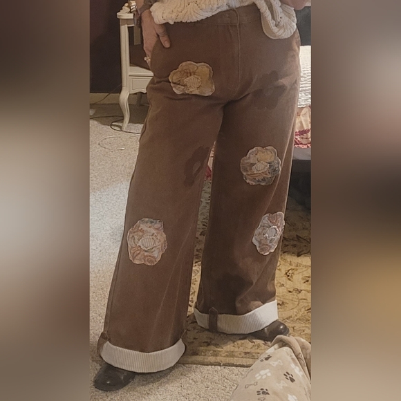 POL Tan Wide-Leg Jeans with Floral Patch Roll Up Contrasting Cuff - Picture 3 of 4